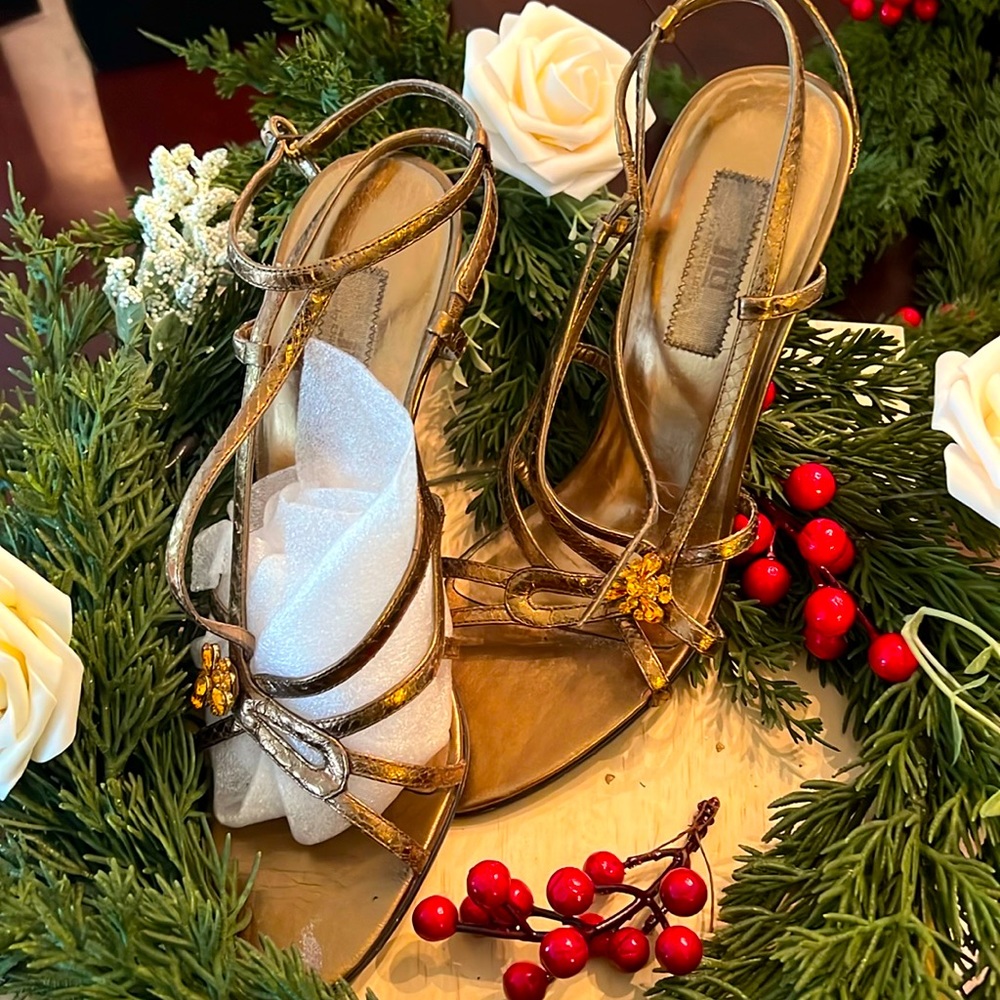Great heels still have life left in them, beautiful brooch on the sides